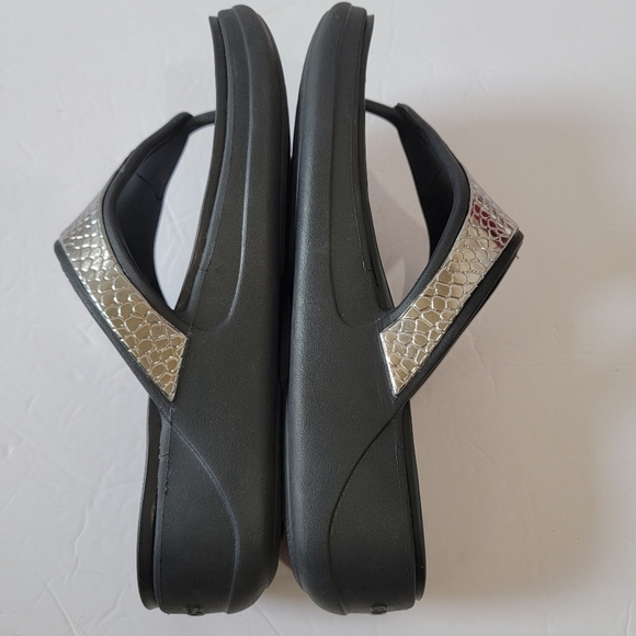 Crocs Monterey Hammered Metallic Wedge Flip Sandals  Womens Sz 7 Comfort Casual - Picture 4 of 10